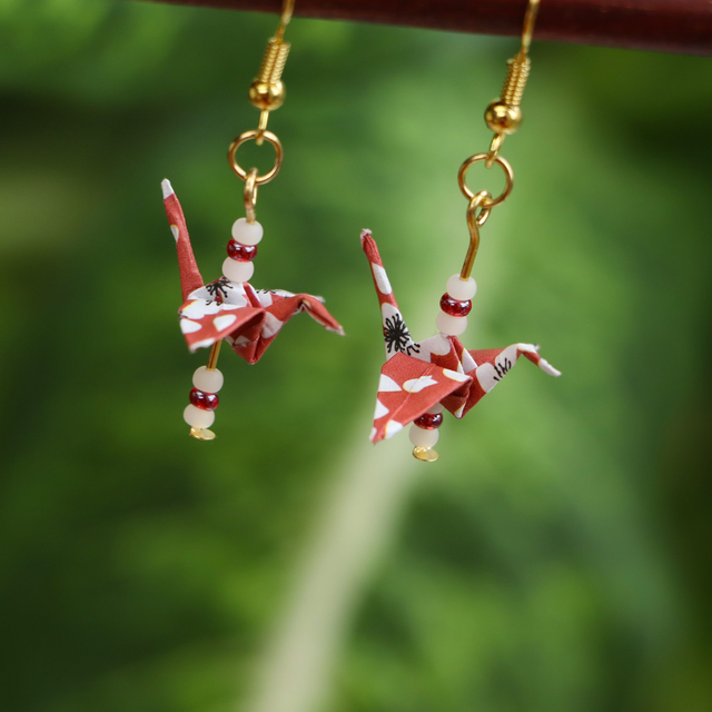 Origami Ohrringe mit gefaltetem Kranich, mit hypoallergenem goldfarbenem Ohrhänger aus ionenbeschichtetem Edelstahl, rot-schwarz-weiß
