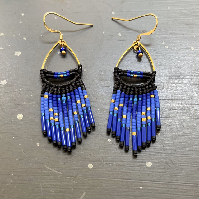 Boucles d'oreille en macramé et perles à franges motif nuit étoilée 