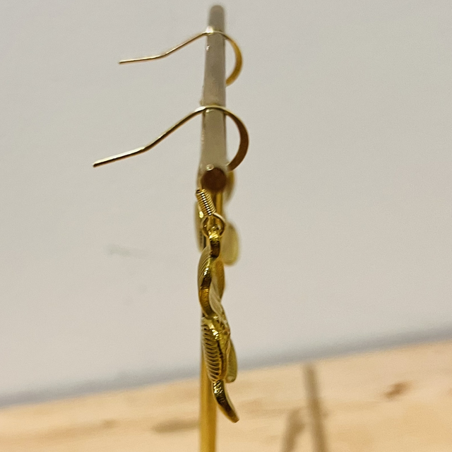 Fleurs dorées.–pièce unique