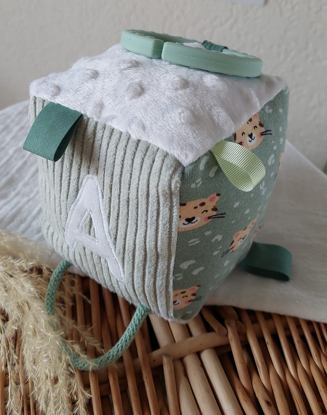 Cube d'éveil sensoriel