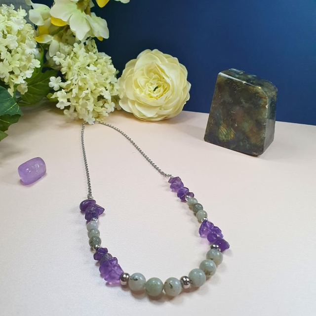 Collier en Acier Inoxydable avec Perles de Labradorite Grise et Chips d'Améthyste :