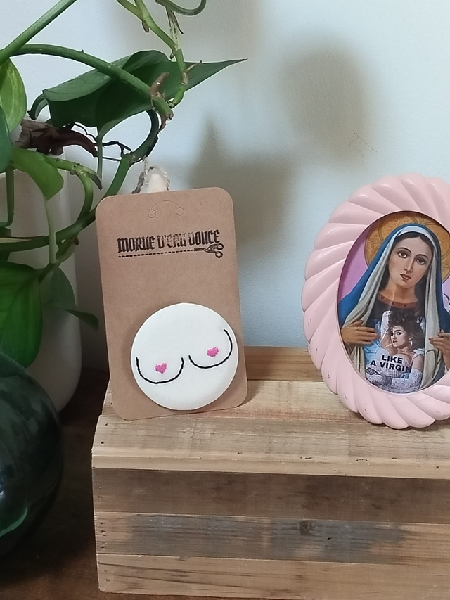 Broche &quot;Seins cœur rose&quot;