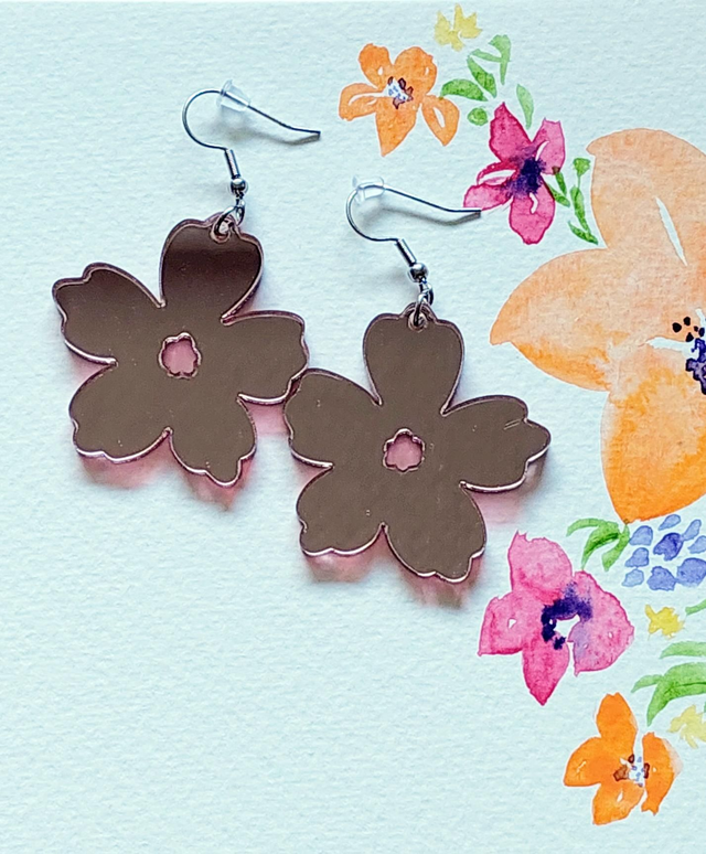 Aurinkoisen aamun tuoksut. Hennon vaaleanpunaiset akryylilasi-korvikset (pari), koukut kirurginterästä. Pituus koukun kanssa 6cm, max leveys 4cm. Lahjarasiassa.