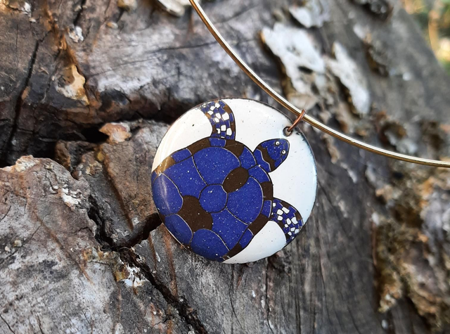 Collier Blanc Bleu Doré Tortue