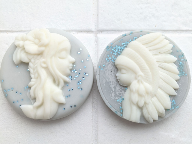 Stylised circular wax melt duo