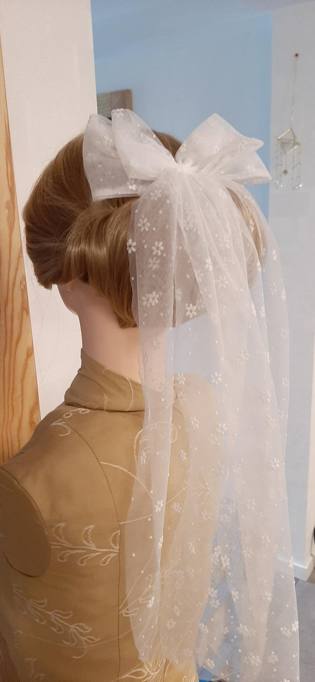 Nœud de mariée avec voile – Fleuri