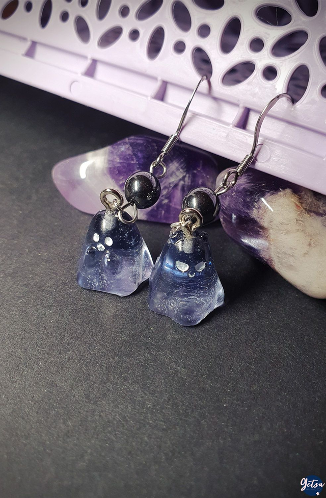 Boucles d&#039;oreilles fantômes en résine et hématites
