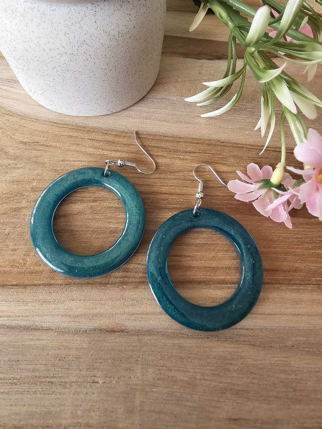 Boucles d’oreilles créoles résine -&quot;Rondes de Couleurs&quot;– Couleurs vitaminées et effet rétro chic Verte iridescente