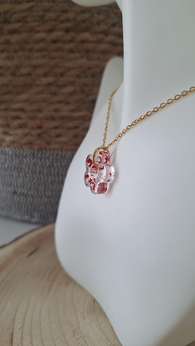 Collier doré et fleur feuilles rouges 