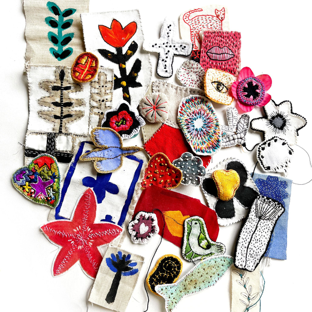 Vide-atelier art textile/lot de 36 pièces peintes et brodées (non terminées)