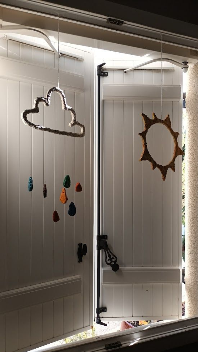 MOBILE NUAGE AVEC GOUTTES D'EAU , en papier mâché, fait main, décoration ou cadeau unique, 60 cm de hauteur total