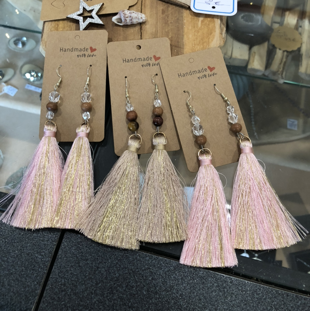 Boucles d oreilles pierres & pompons 