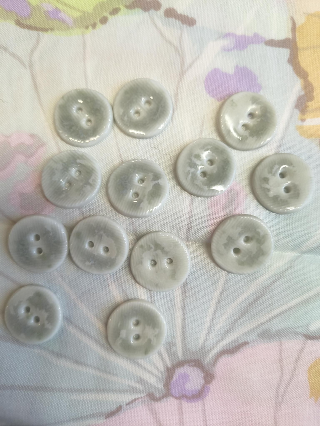 Boutons gris et blanc 