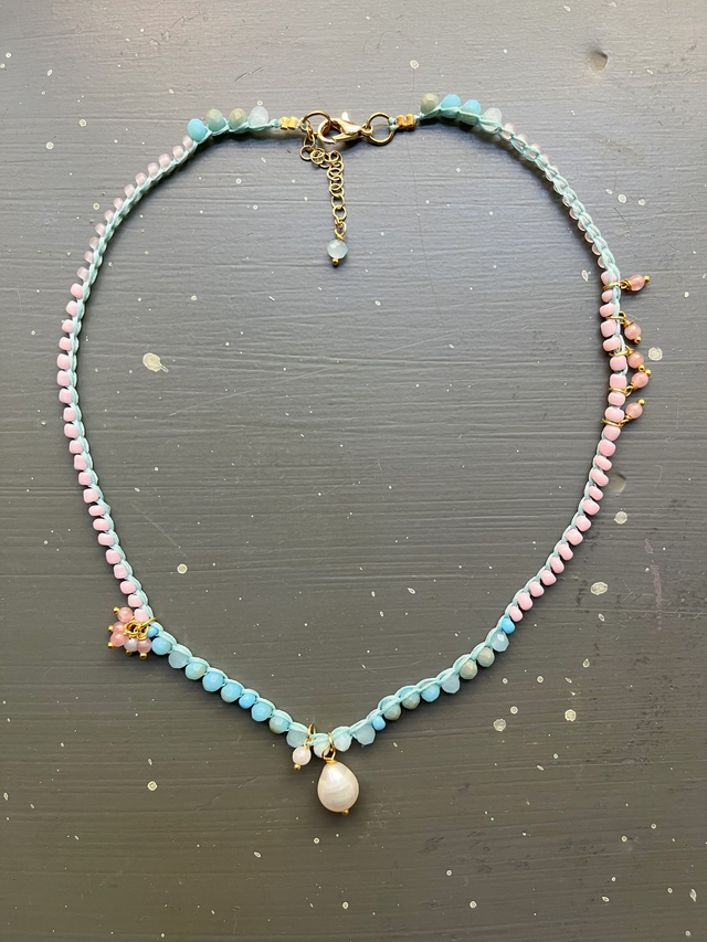 Collier en crochet pastel et perle d&#039;eau douce