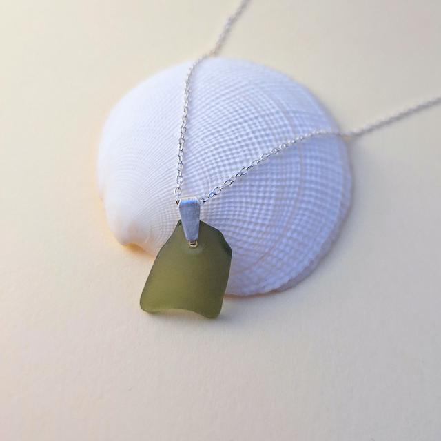 Île Pistache - collier en argent et verre marin