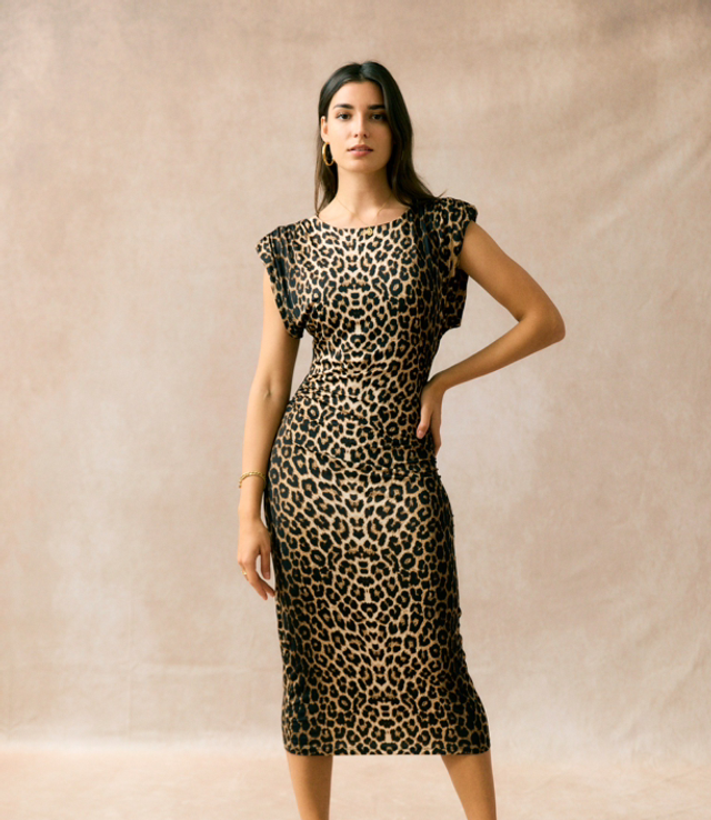 61-7. Robe moulante léopard 