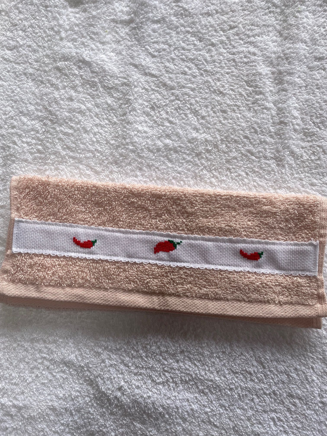 Serviette invités "Piments" brodée à la main  