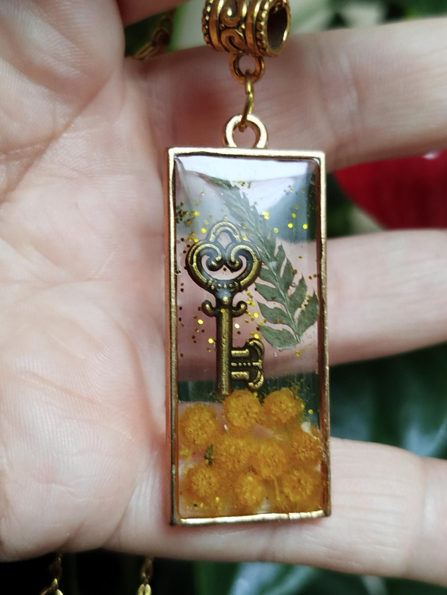Pendentif Mimosa et Clé dorée 
