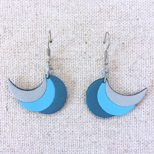 Boucles d’oreilles « Valse » argentées, cuir tons bleus et gris