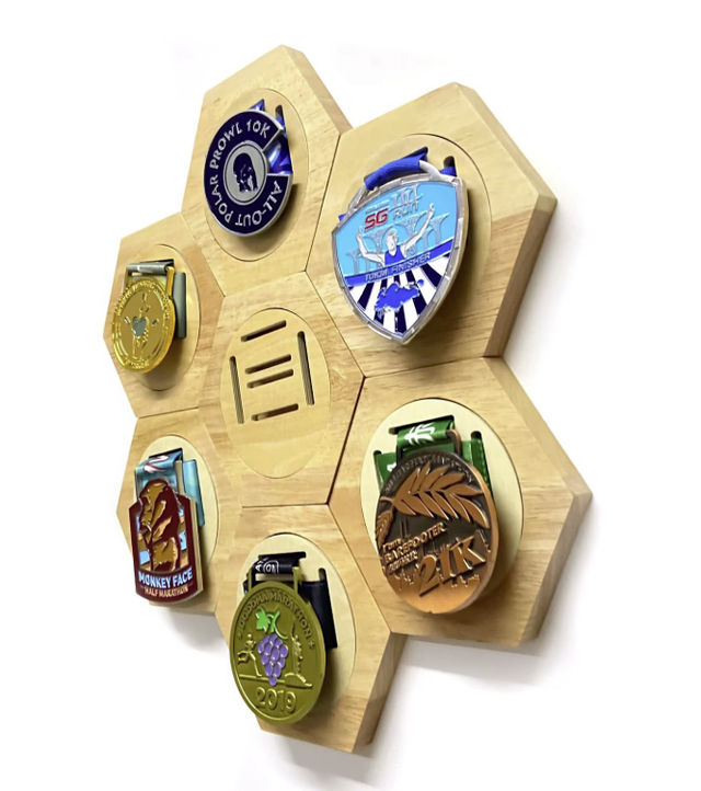 Medaillenhalter-Display aus Kiefernholzmaterial - 1 Wabe (Stück)