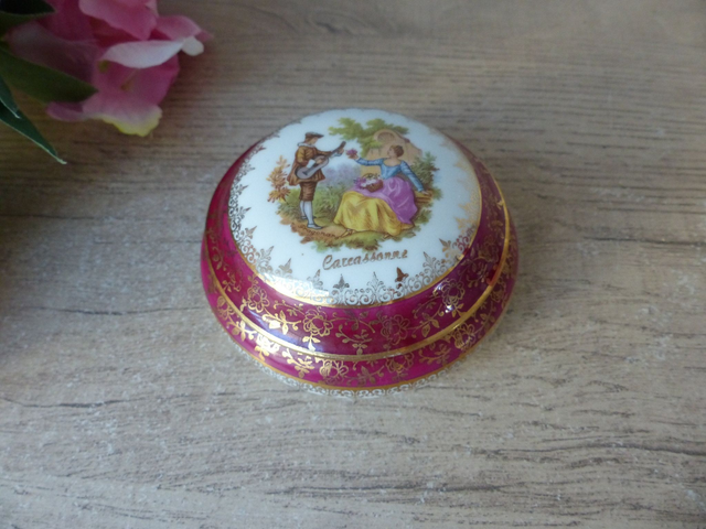 Petite Bonbonnière Rouge avec Liseré Doré – Porcelaine Fragonard Limoges, France – Décor Romantique Galand – Style Shabby Chic