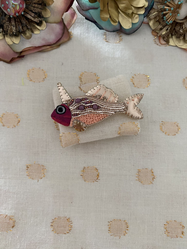 Broche brodée poisson licorne fuchsia saumon