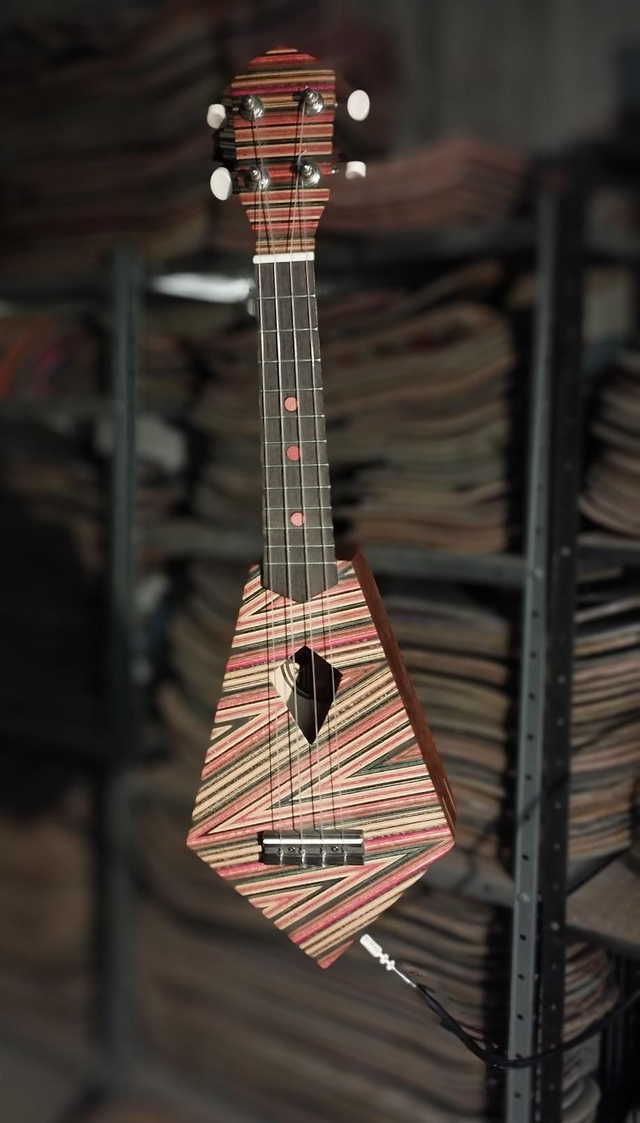 Ukulele électro-acoustique (sur commande)