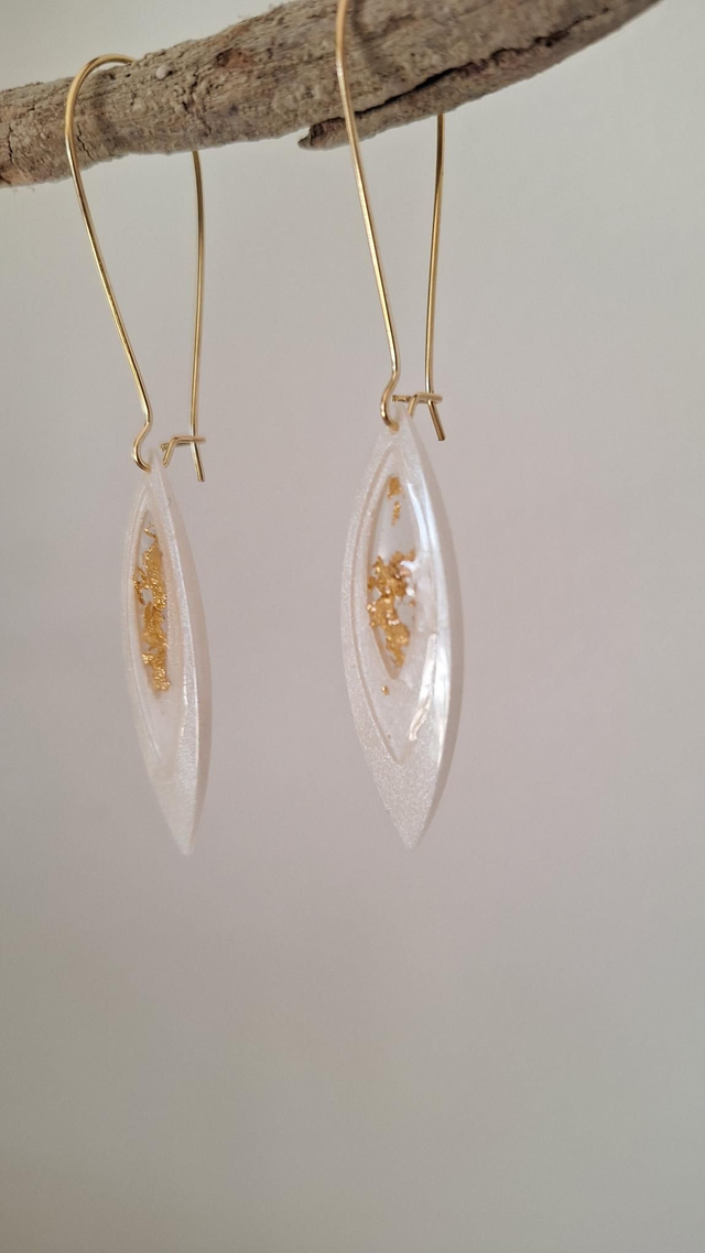 Boucles oreilles blanche et feuille d&#039;or grand modèle 