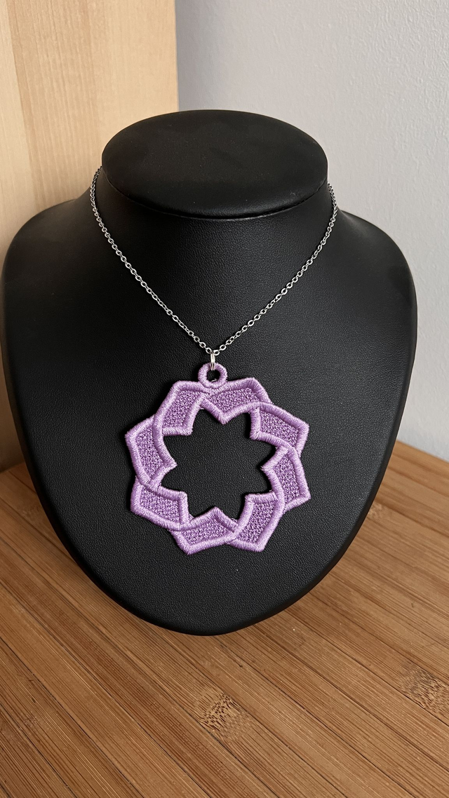 Collier "étoile" en dentelle