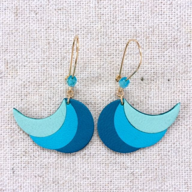 Boucles d’oreilles « Valse » dorées, cuir vert d'eau, turquoise et bleu canard