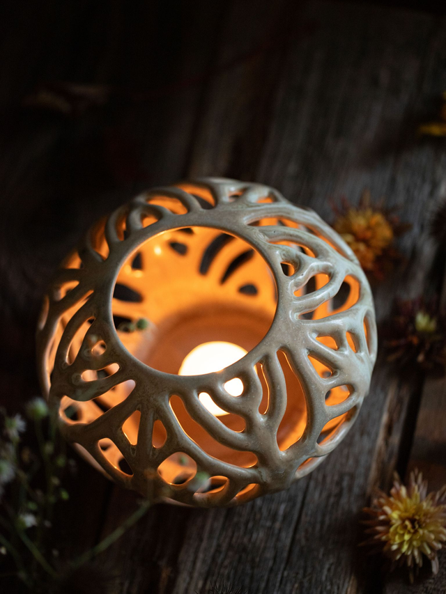 Essential oil burner for aromatherapy