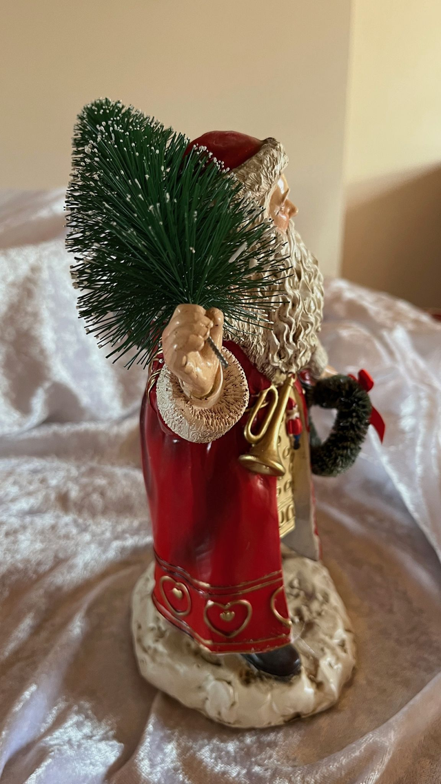 Weihnachtsmann mit Baum – dekorative Weihnachtsfigur