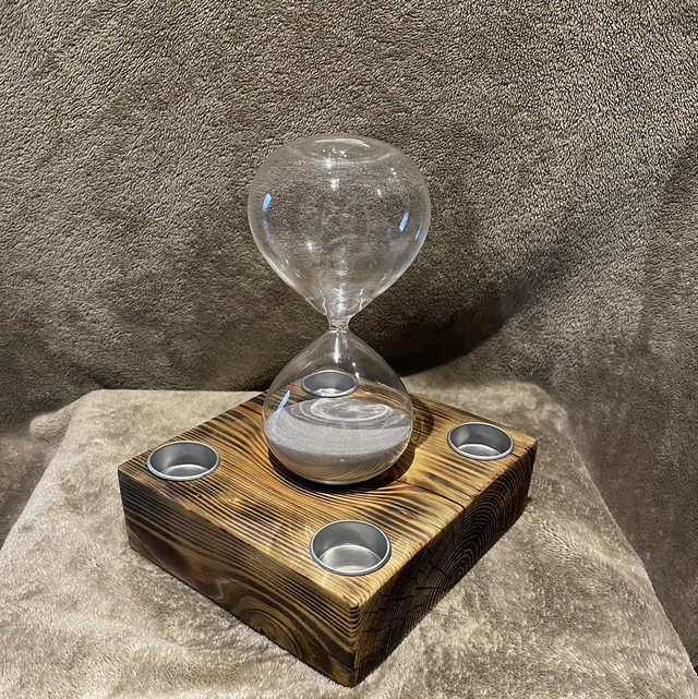 Softwood candle holder with hour glass 