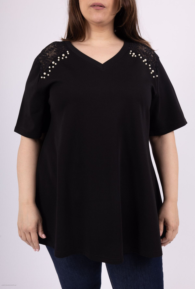 T-shirt noir avec des perles