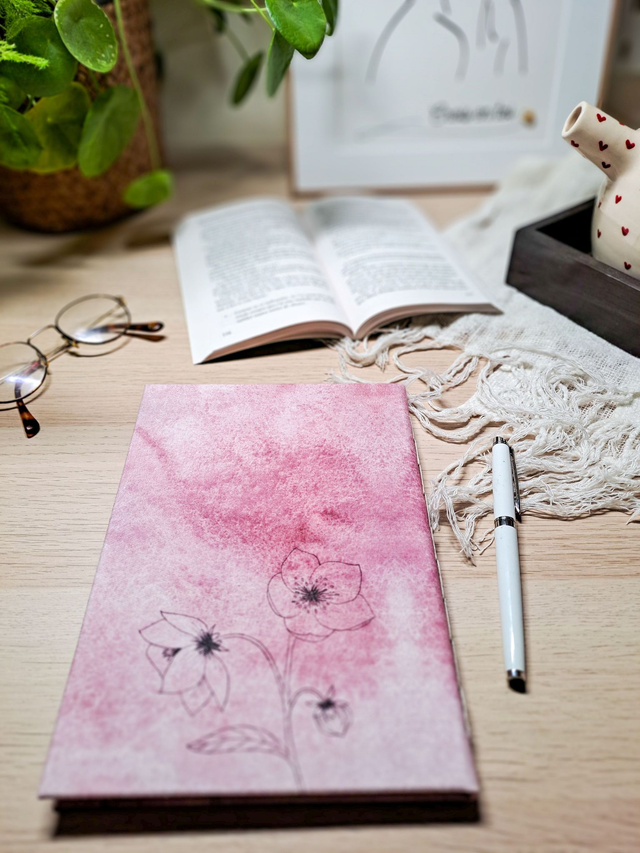 Le jardin des lectures aux hellébores roses