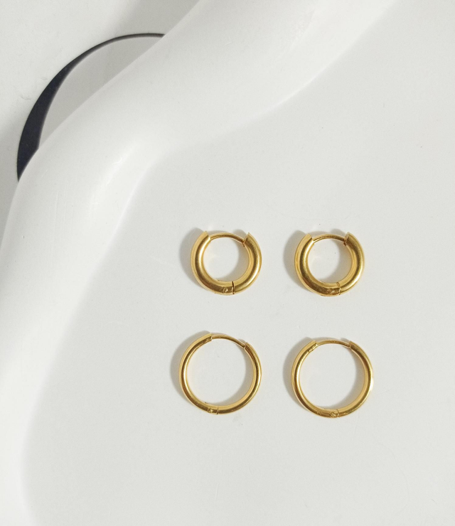 Argola click dourada em aço inoxidável 