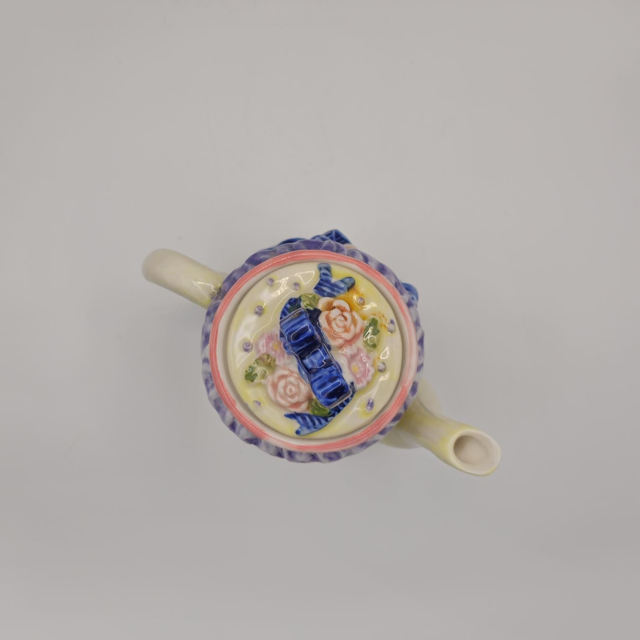 Petite théière à froufrous