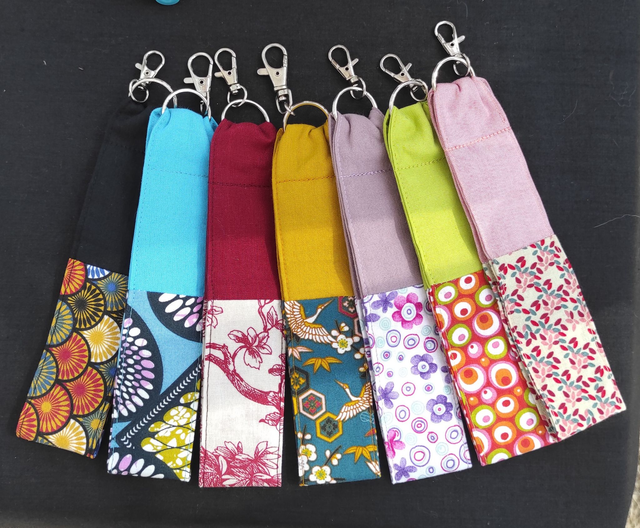 Porte clé lanière/dragonne en tissu de coton imprimé et uni avec anneau et mousqueton.