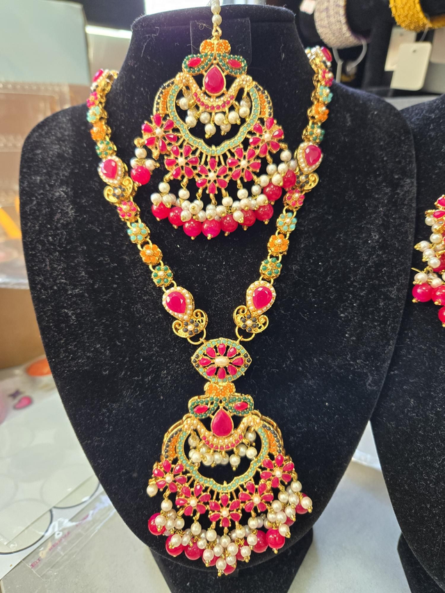 Heavy fuschia pink jewellery set