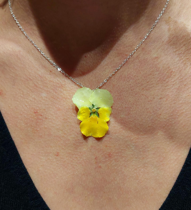Pendentif Pensée Argenté – Bijou floral fait main en résine brillante