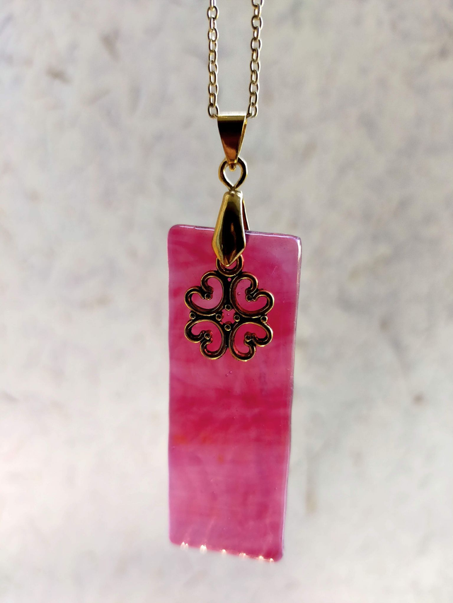 Pendentif en verre rose marbré, texturé et transparent, chaîne couleur or.