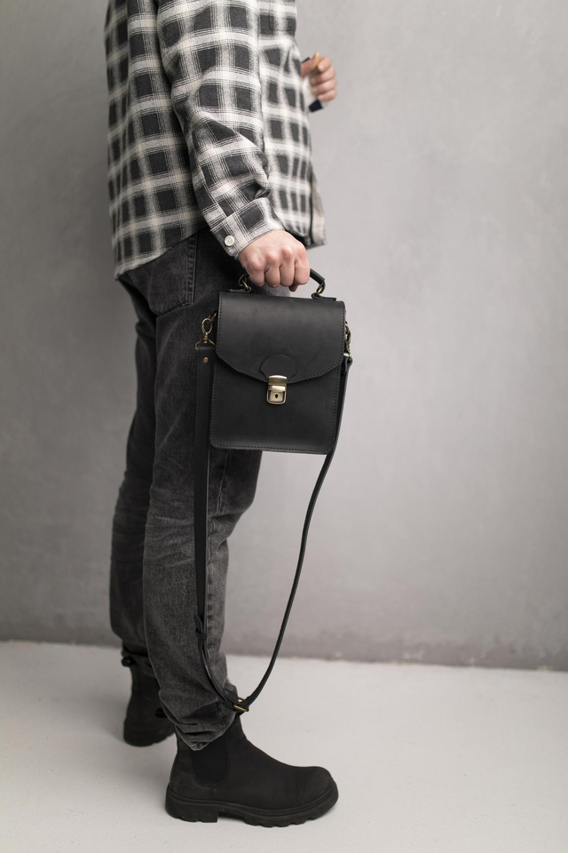 Vyriška rankinė metaliniu užsegimu