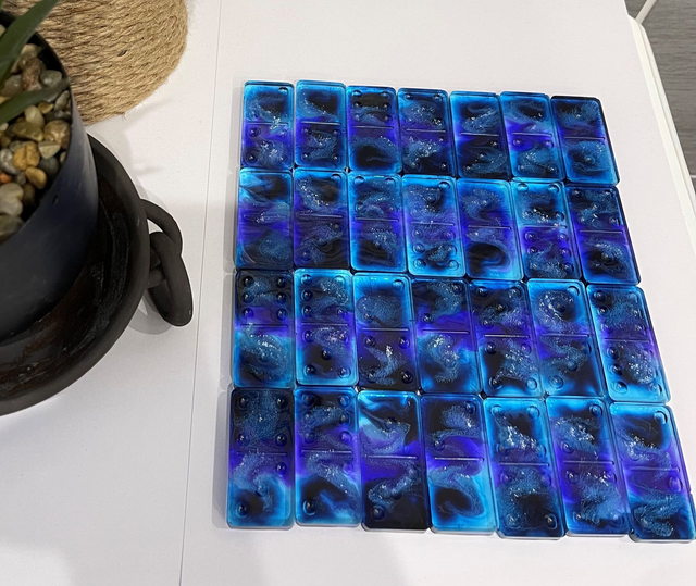 LOT DE 28 DOMINOS BLEUS TRANSPARENTS AVEC NUANCES DE VIOLET, NOIR ET BLANC EN PROFONDEUR