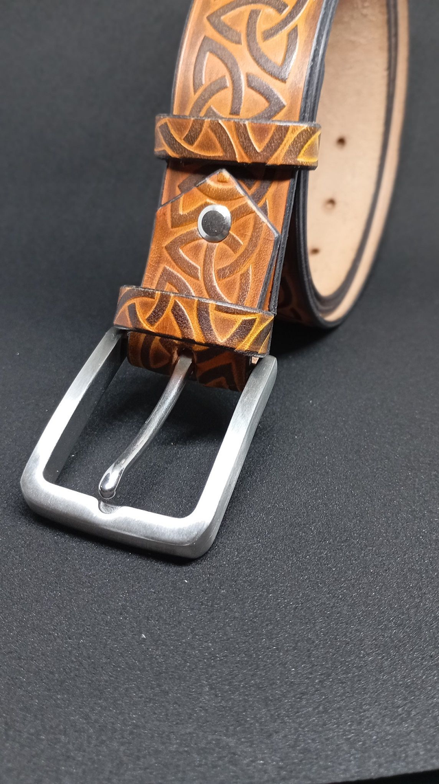 Ceinture 35 mm marron et noire motif celtique triquetra