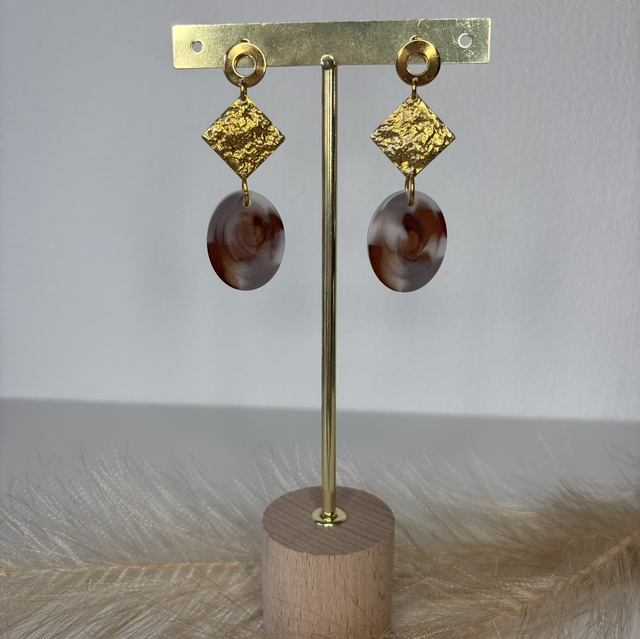 Boucle d’oreille marron et dorée