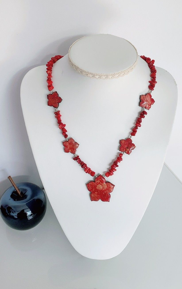 Collier" Florale Ecarlate" et Corail bambou