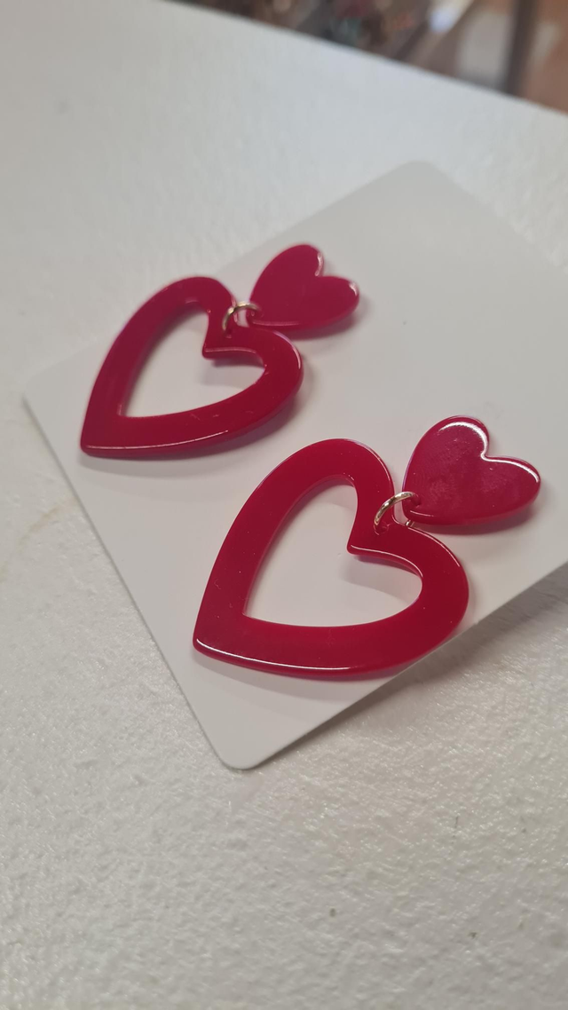 Clous d'oreilles "Fanny" en résine rouge uni