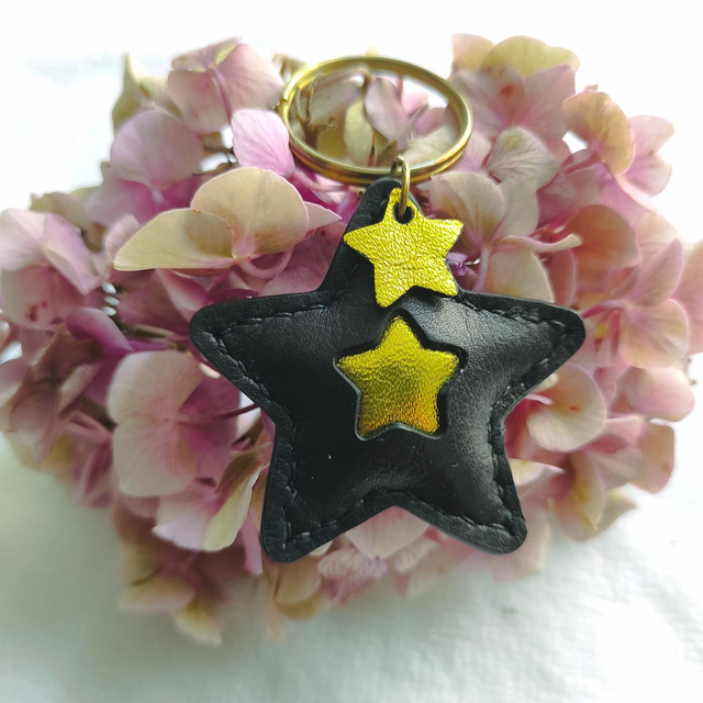 Porte clés étoile noire et dorée 