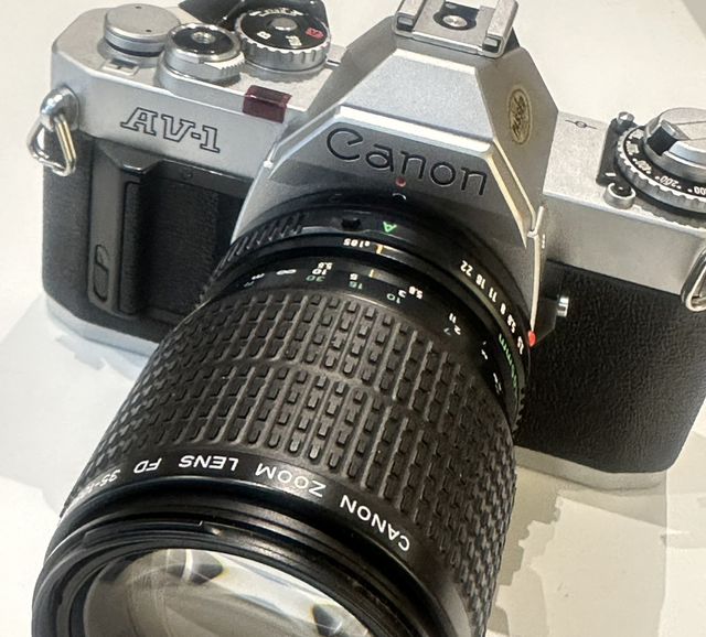 Canon AV-1 mit 35-105mm Macro