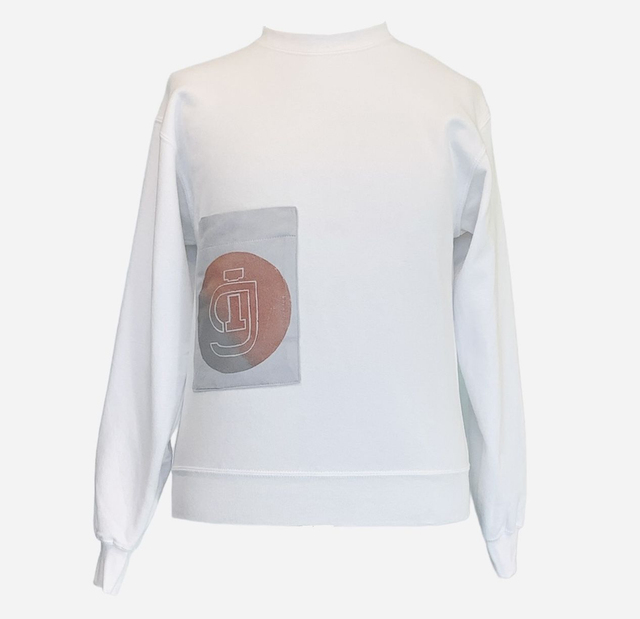 Sweatshirt with suedette front patch pocket featuring centered handprinted Muśe Logo